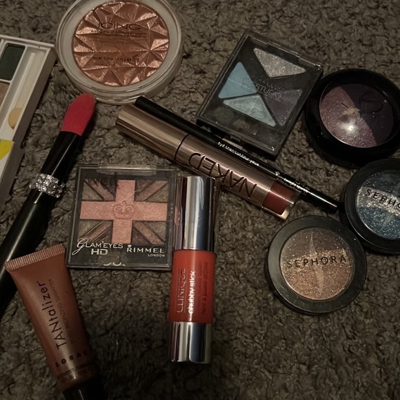 Beauty Bundle of Makeup - Picture 3 of 4